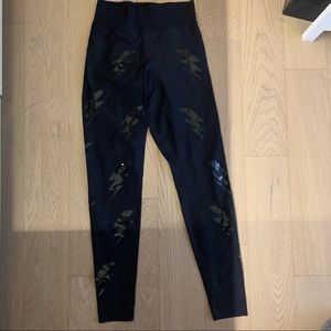 Black Ultracor thunderbolt legging — size M